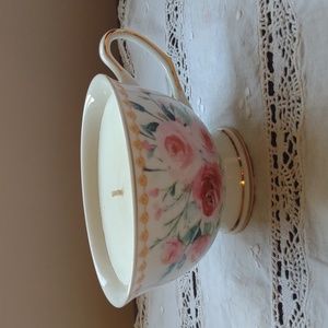 New or fairly new lovely vintage style teacup with candle 😊